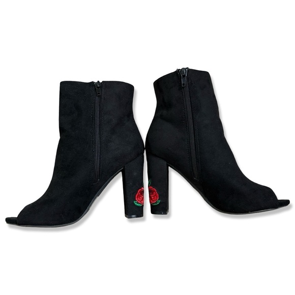 ⭐️WILD DIVA Black Suede Rose Embroidered Booties - Picture 7 of 8
